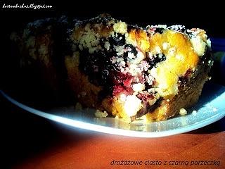 Drożdżowy placek z czarną porzeczką