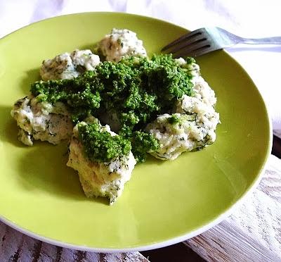 Rybie kluseczki z pietruszkowym pesto