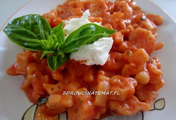 Spaghetti Napoli z kozim serem