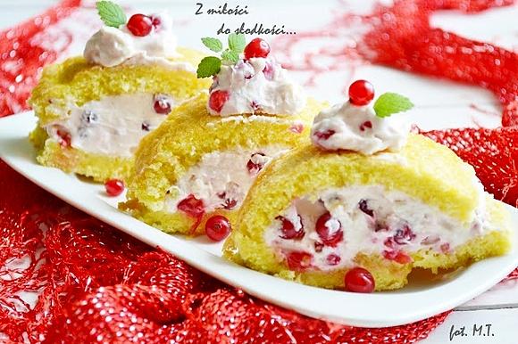 Roladka z czerwoną porzeczką na cieście ucieranym z mascarpone