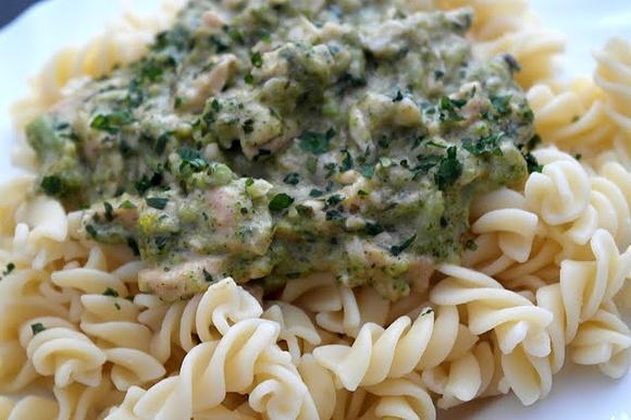 Broccoli z kurczakiem w sosie brokułowym z makaronem