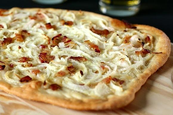 Alzacka tarte flambée z krążkami cebuli boczkiem i crème fraîche