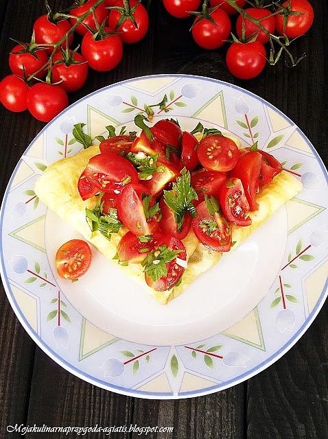 Omlet z pomidorkami koktajlowymi i szczypiorkiem