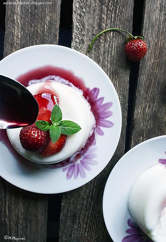 Maślankowa panna cotta z truskawkami