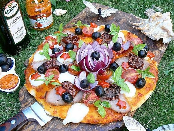 Pizza z pesto paprykowym pod gwiazdami