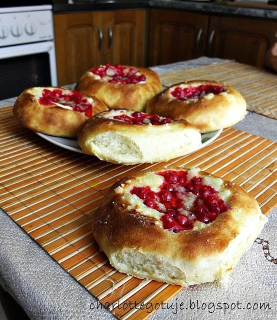 Słodkie bułki z porzeczką, budyniem i kruszonką
