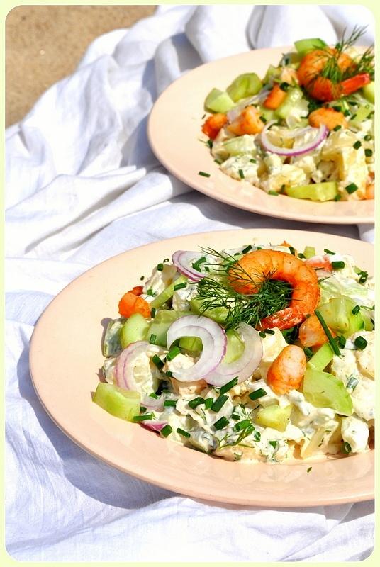 Morska sałatka ziemniaczana z krewetkami i surimi