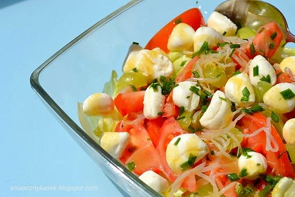Sałatka z winogronami mozzarellą i kiełkami fasoli mung