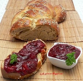 Domowa chałka z powidłami śliwkowymi