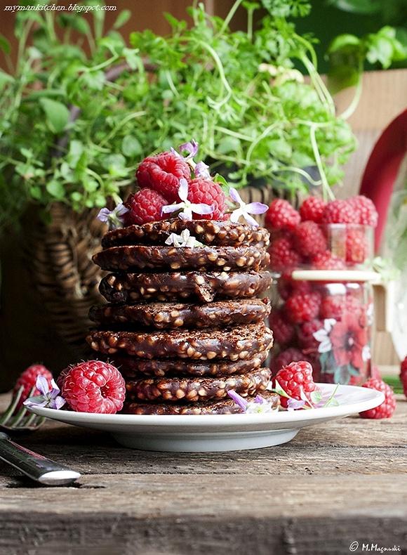 Jaglane pancakes z malinami i czekoladą