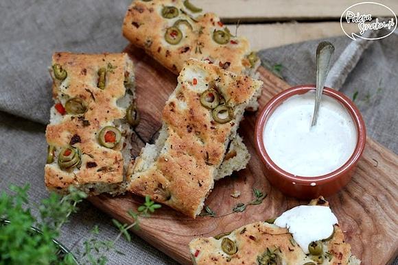 Focaccia z prażoną cebulką, tymiankiem i oliwkami