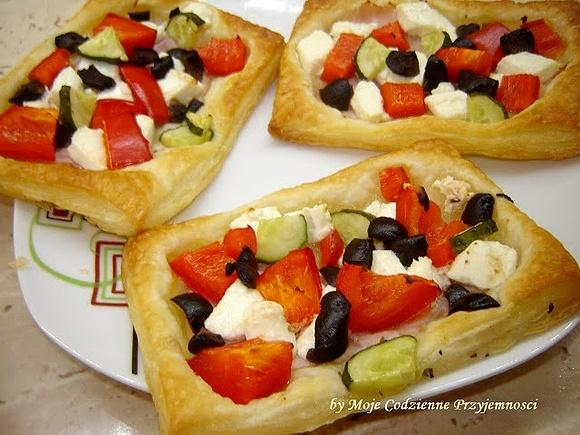 Ciasto francuskie a'la pizza i sałatka grecka