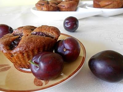Korzenne muffiny ze śliwkami