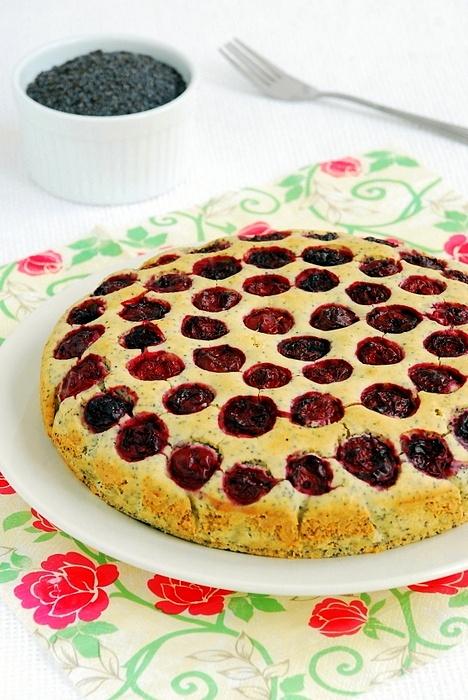 Piegusek z czereśniami na bazie mąki ryżowej i maku