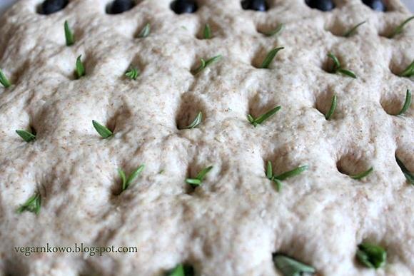 Focaccia z oliwkami rozmarynem i bazylią