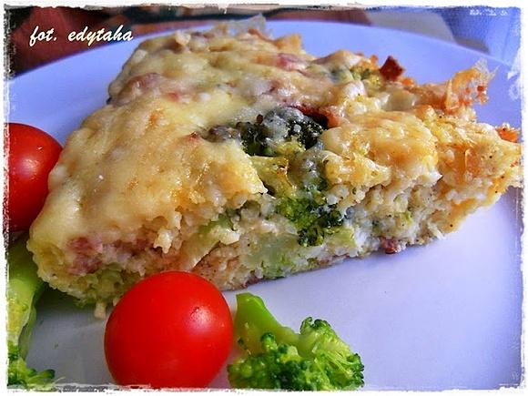 Zapiekanka z kaszy jaglanej z brokułem, baleronem i serem Gruyère