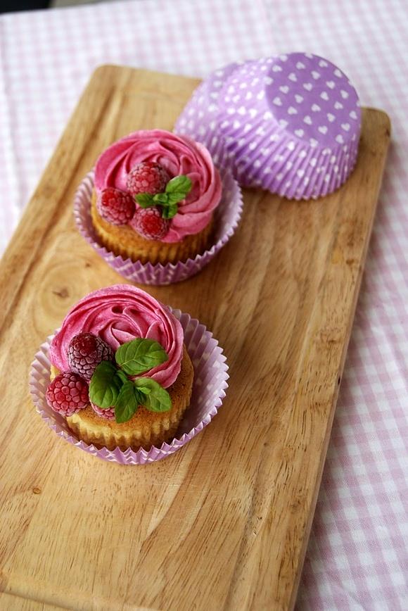 Muffinki z kremem z malin
