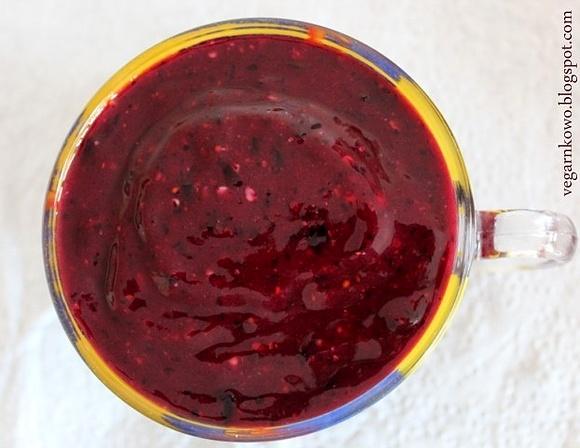 Smoothie z jagodami malinami porzeczkami sezamem
