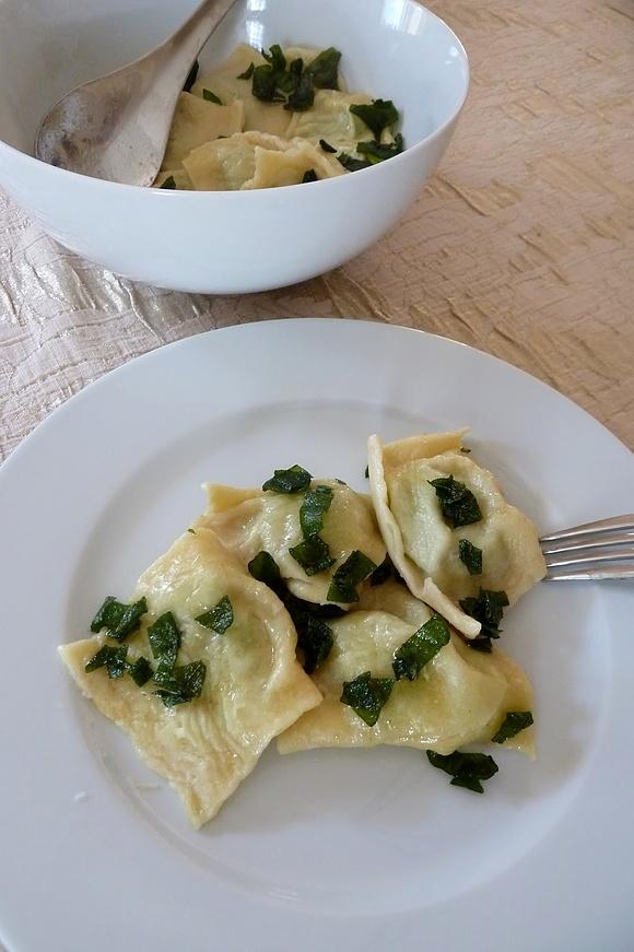 Pierogi z bobem ricottą i masłem szałwiowym