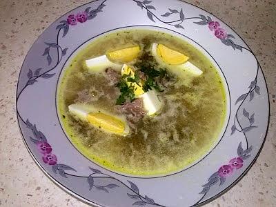 Zupa szczawiowa na kościach z jajkiem