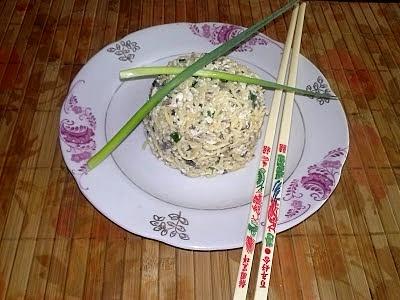 Sałatka chińska z zupek Vifon, kurczakiem i pieczarkami