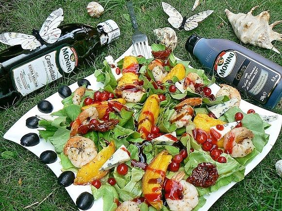 Porzeczkowa sałatka z krewetkami i sosem balsamicznym