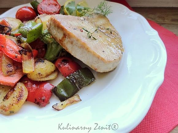Filet z tuńczyka z rozmarynem i czosnkiem z zapieczonymi pomidorkami, brokułem i papryką