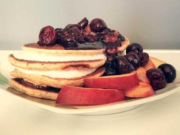 Pancakes z wiśniami, czereśniami i jogurtem naturalnym