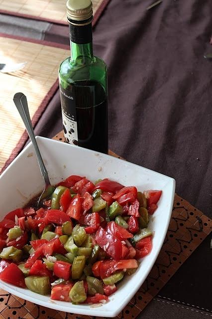 Surówka do obiadu z ogórków małosolnych i pomidorów