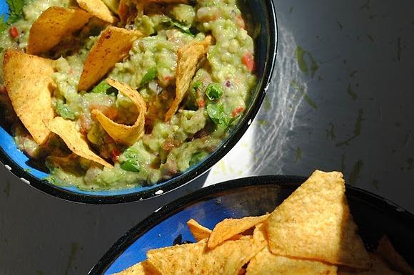 Guacamole z nachosami