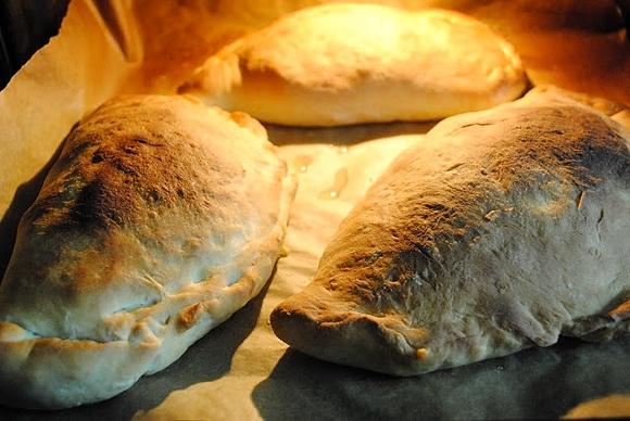 Calzone nadziewane pieczarkami cukinią i mozzarellą