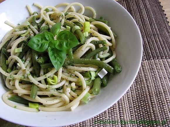 Spaghetti z porem, fasolką i bazyliowo-czosnkowym pesto