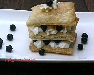 Szybki deser z ciasta francuskiego z jagodami i mascarpone