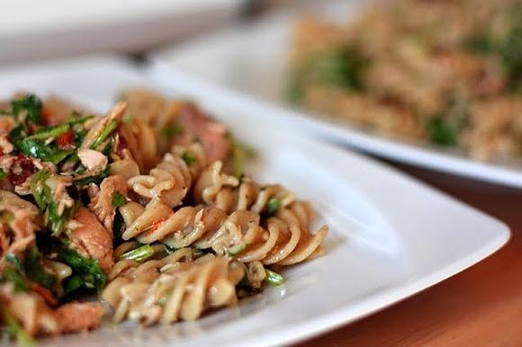 Fusilli z suszonymi pomidorami tuńczykiem i rukolą