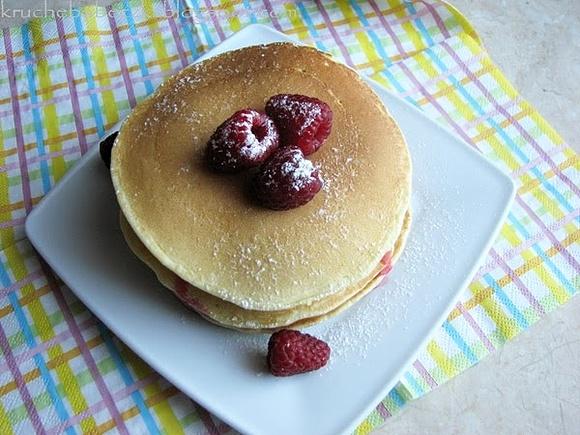 Pancakes z serkiem waniliowym i malinami