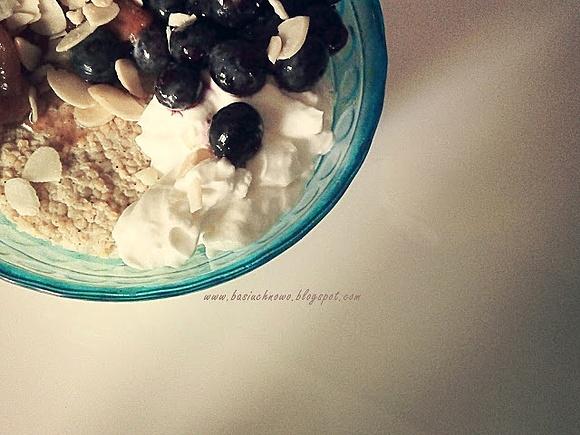 Piernikowy pudding jaglany z owocami i kardamonem