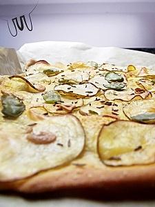 Przekąska z ziemniakami i bobem na cieńkim cieście pizzowym