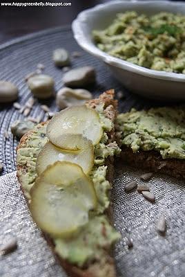 Pasta z bobu z prażonymi pestkami słonecznika