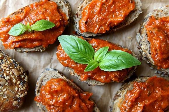 Pasta z suszonych pomidorów i świeżych ziół