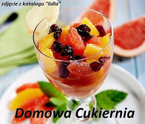 Fitnessowa sałatka z grejpfruta, pomarańczy i żurawiny