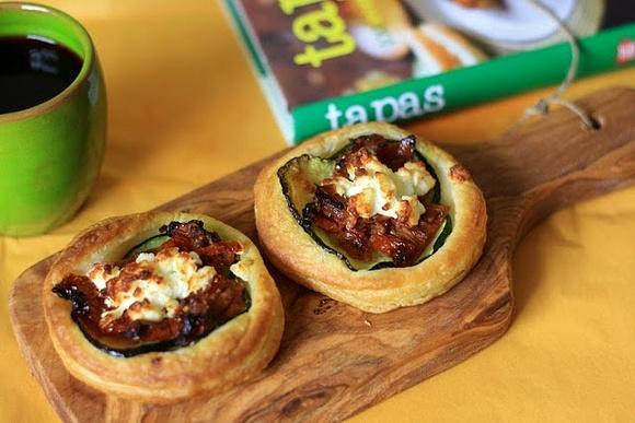 Tapas z ciasta francuskiego, fety, cukinii i suszonych pomidorów