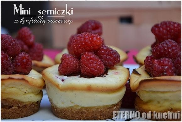 Mini serniczki z malinami