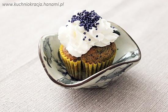 Popielate cupcakes z pastą z czarnego sezamu