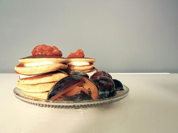 Ricotta hotcakes z frużeliną czereśniową i śliwkami