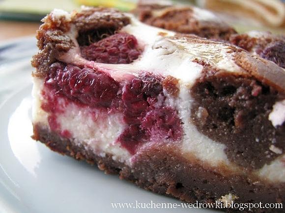 Sernikobrownies z malinami