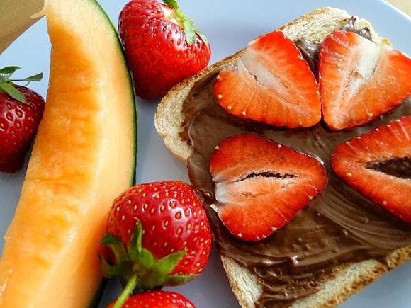 Truskawki z Nutellą na tostach pszennych