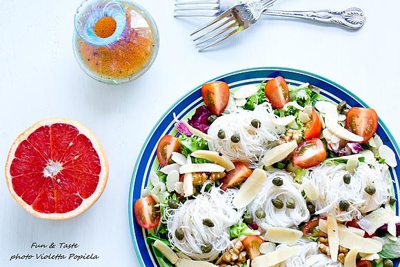 Lekka sałatka z makaronem ryżowym, wędzoną soją, orzechami i migdałami