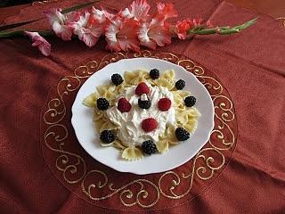 Makaron z mascarpone i owocami - maliny jeżyny
