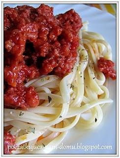 Szybkie spaghetti z sosem mięsno-pomidorowym