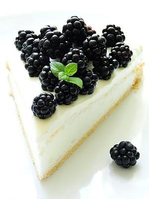 Pavlova z jeżynami